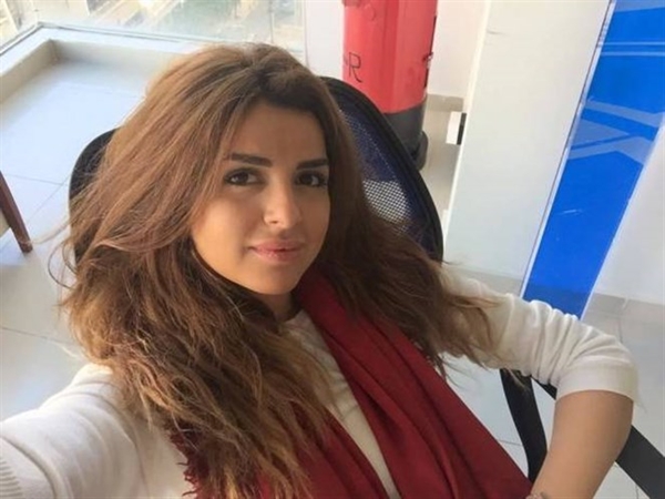 بالفيديو: مذيعة لبنانية تتعرض لموقف حرج على الهواء ... اليكم التفاصيل